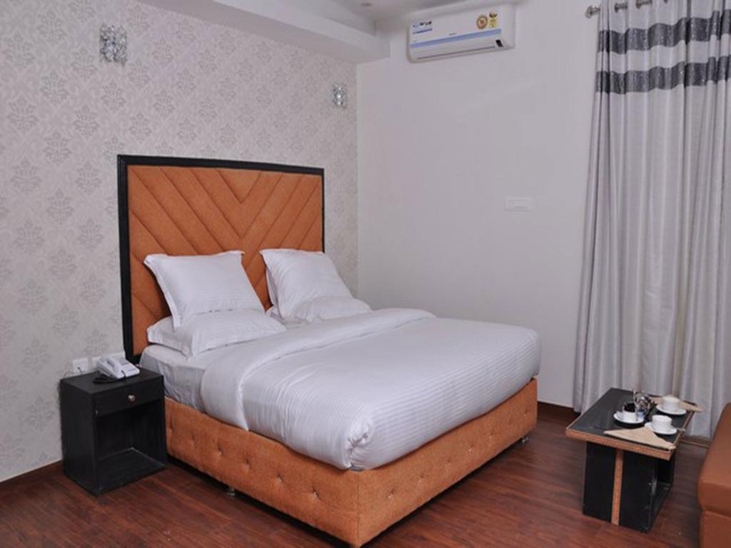 The Royal Court 4*